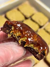 CHOCOLATE CHEESE BROWNIES BY CAKEROOM